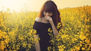 donna in mezzo a un campo di fiori